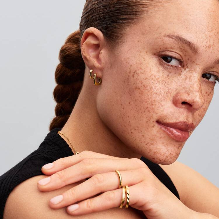 Pandora Vridd huggie ørering