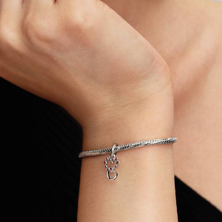 Pandora Sammenkoblede hjerter og røde stener charm