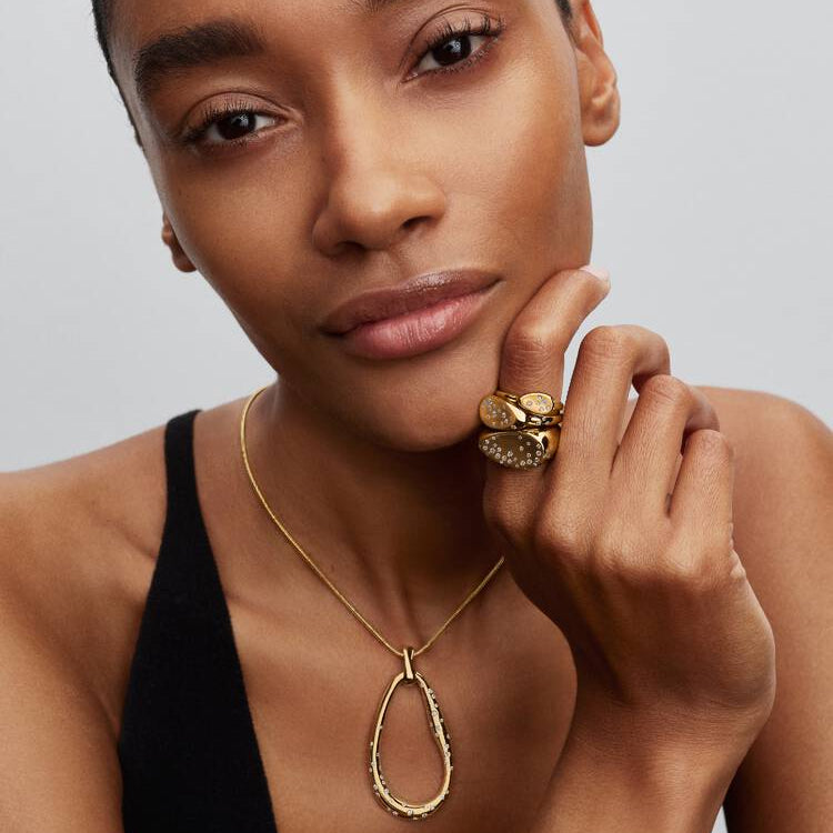 Pandora Oval kuppelformet signetring satt med steiner