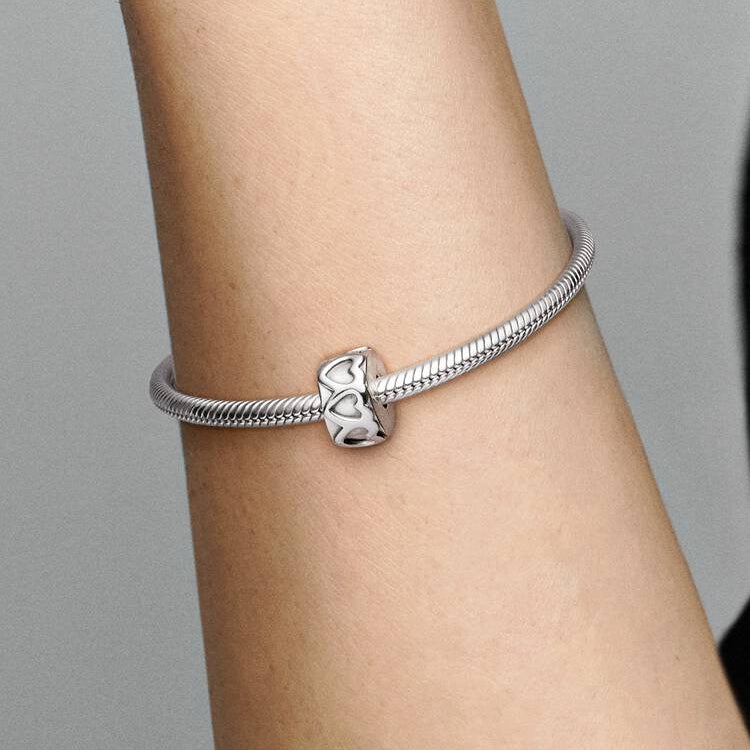 Pandora Bånd med hjerter klemmecharm
