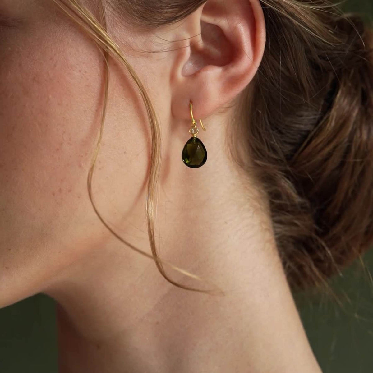 Julie Sandlau "Ofelia" ørepynt, Olive Green Crystal
